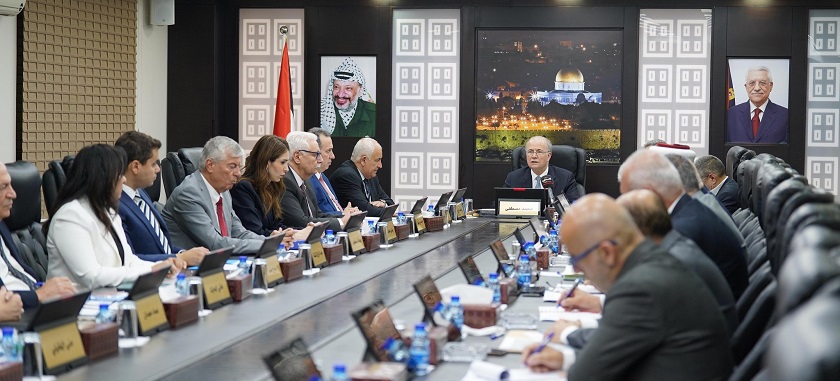 رئيس الوزراء يستعرض أبرز الخطوات الحكومية لتحسين الوضع المالي وتخفيف الأعباء عن الموظفين